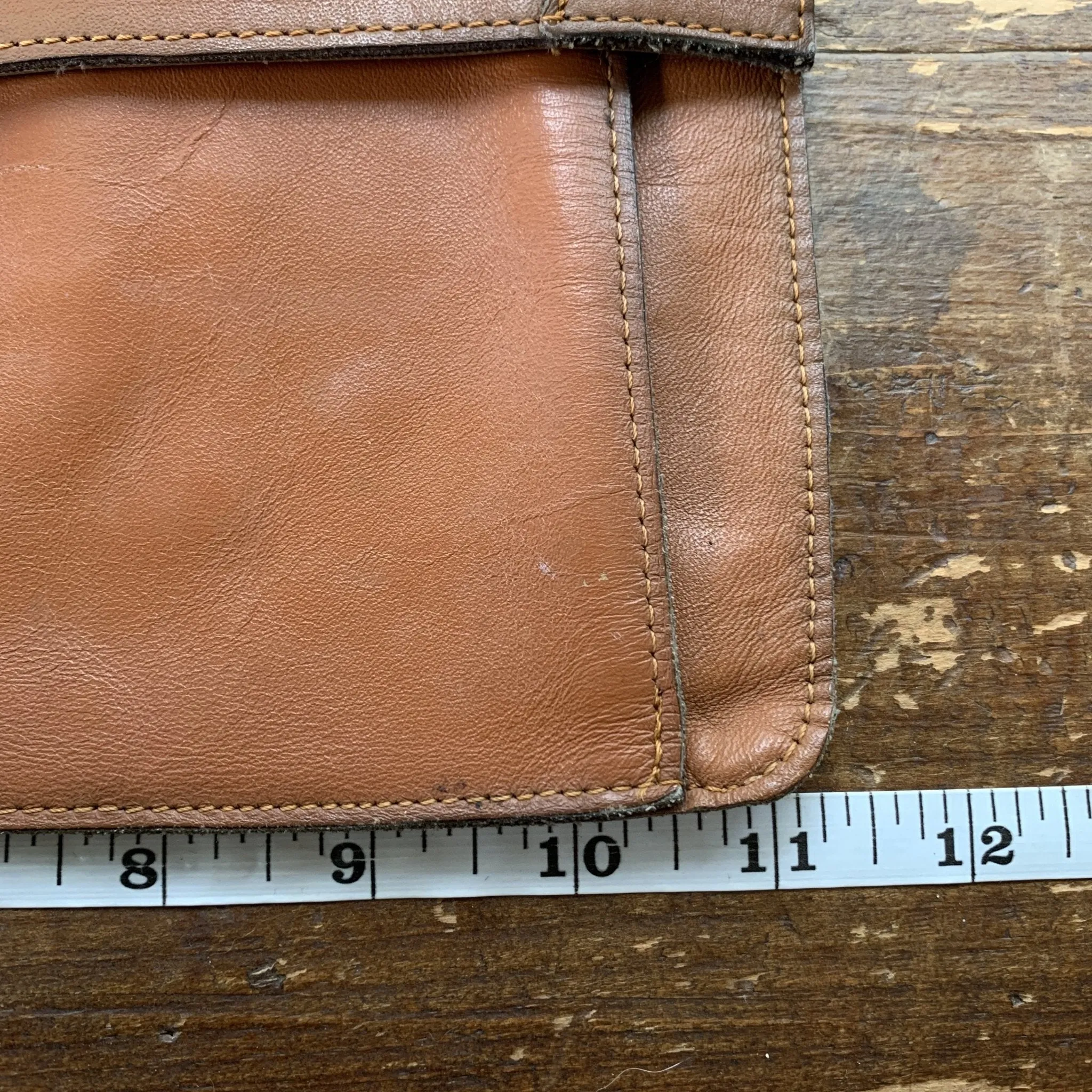 1970s Tan Leather Clutch in a Envelope Style. Perfect Handbag for Fall. Gift for Her. Sustainable Fashion.