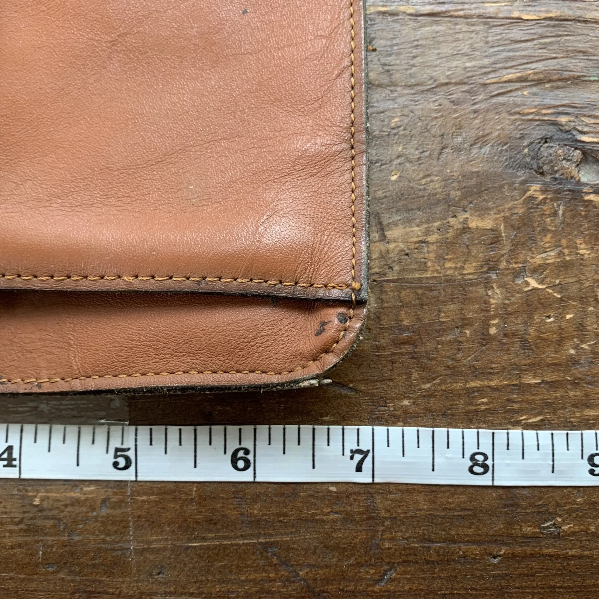 1970s Tan Leather Clutch in a Envelope Style. Perfect Handbag for Fall. Gift for Her. Sustainable Fashion.