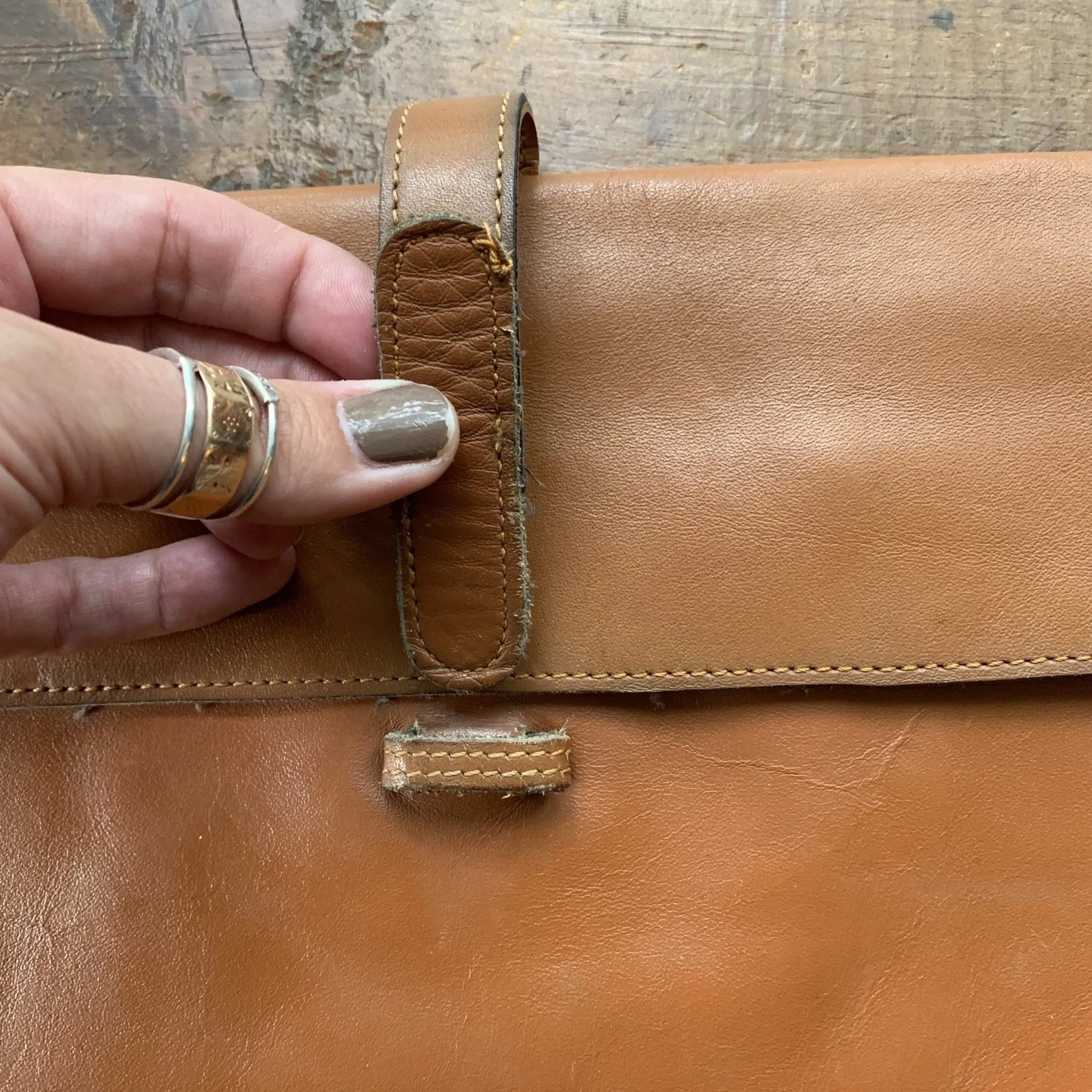 1970s Tan Leather Clutch in a Envelope Style. Perfect Handbag for Fall. Gift for Her. Sustainable Fashion.