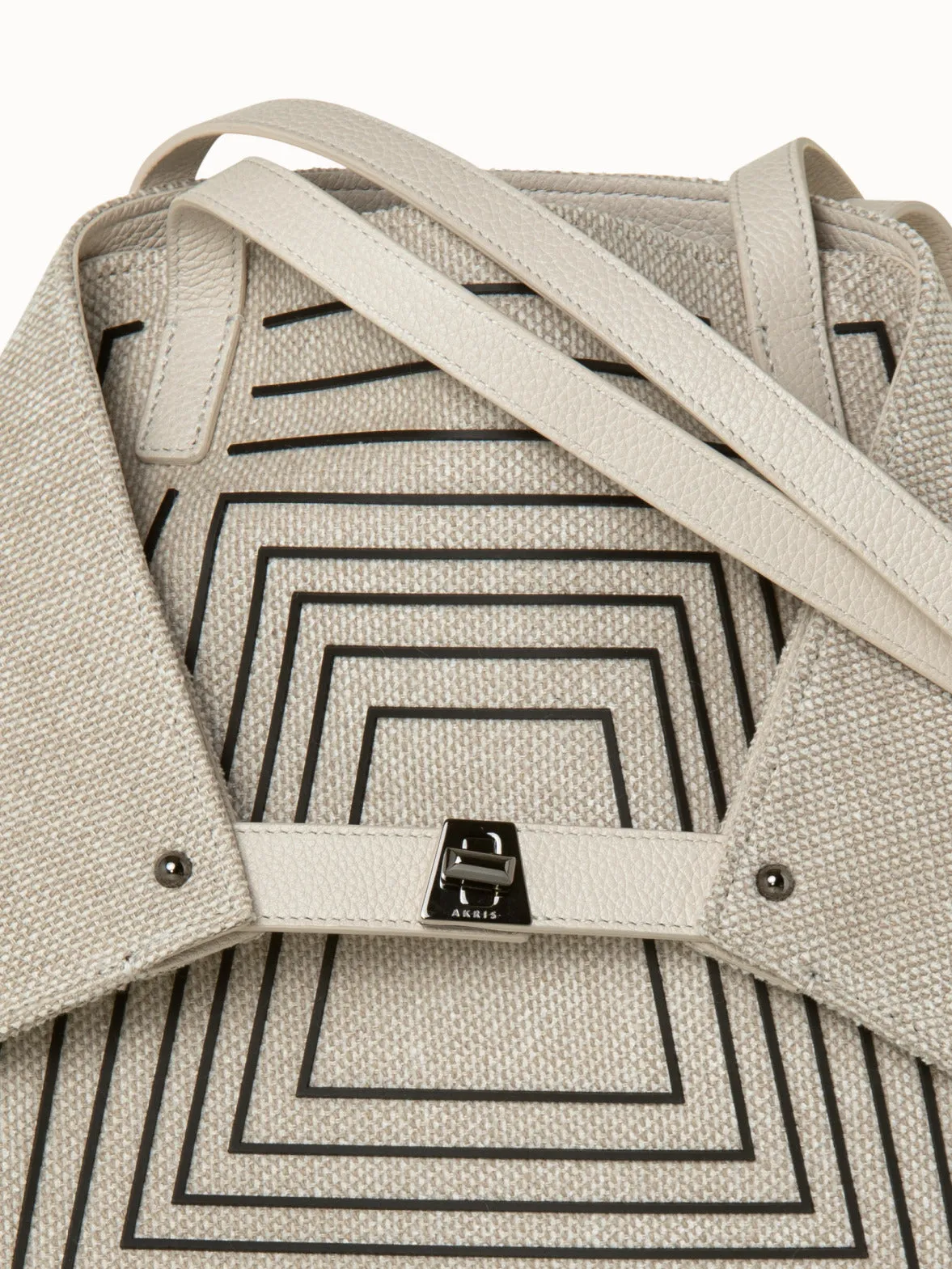 Medium Ai Schultertasche in Trapezoid Square auf Canvas