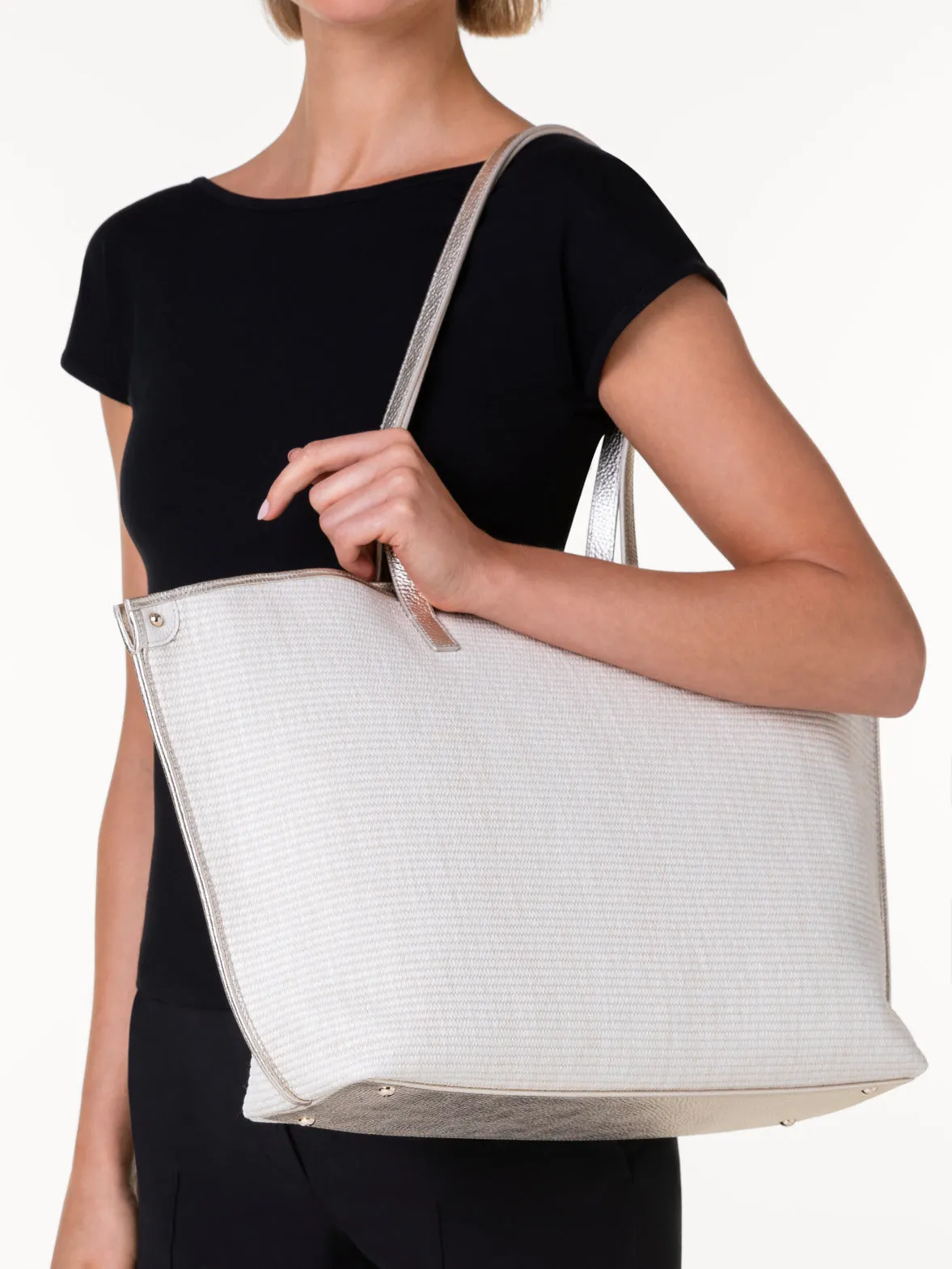 Medium Ai Shultertasche aus Raffia