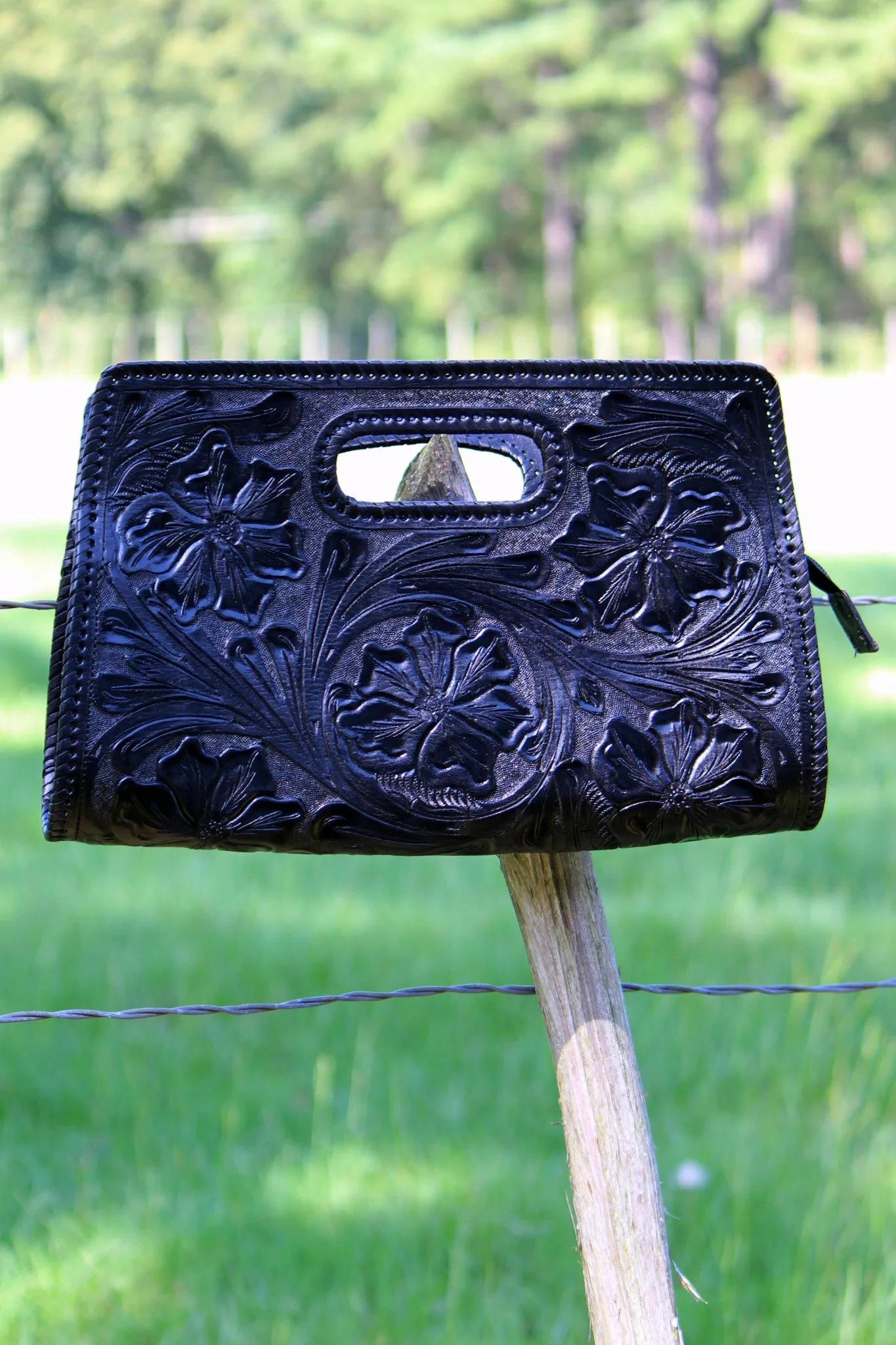 Sobre Chico Clutch in Black