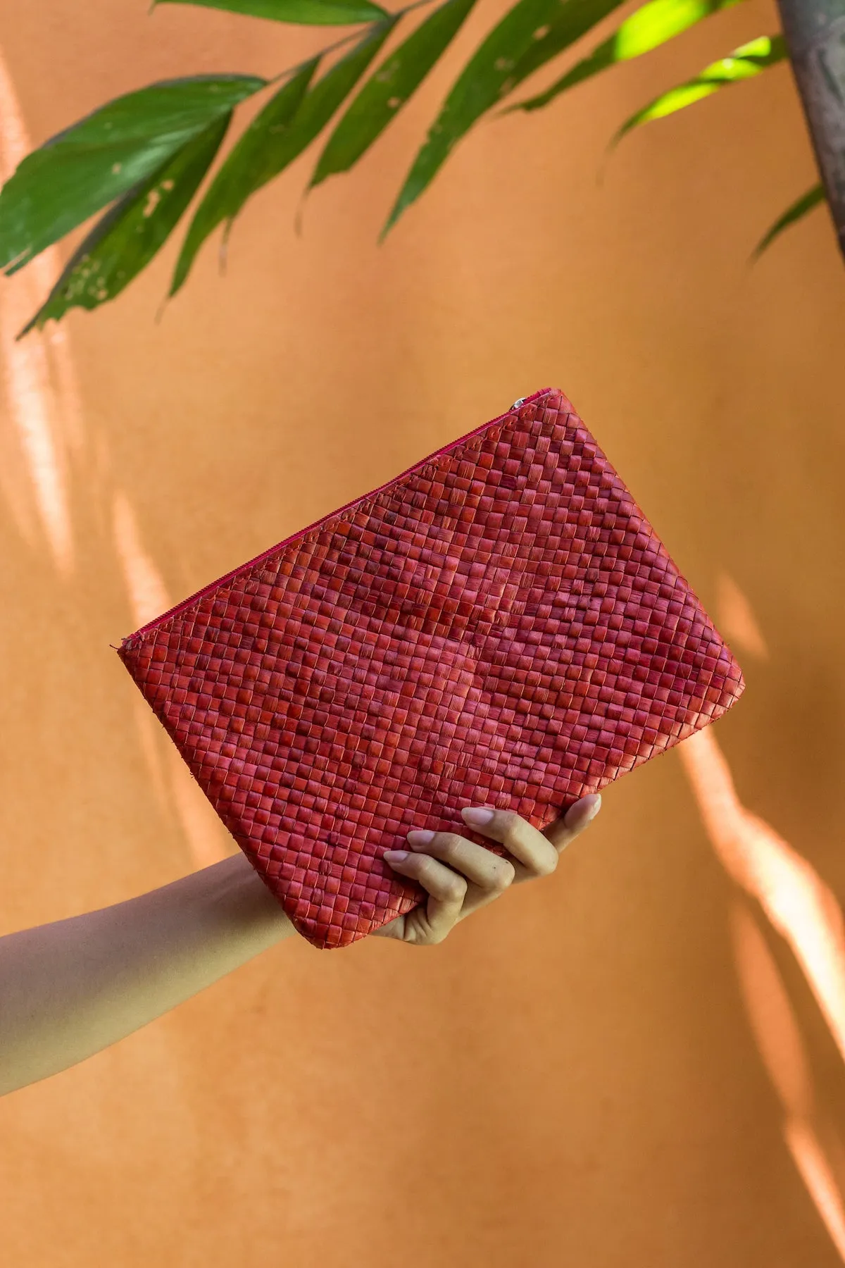 SUMMER ESSENTIALS CLUTCH