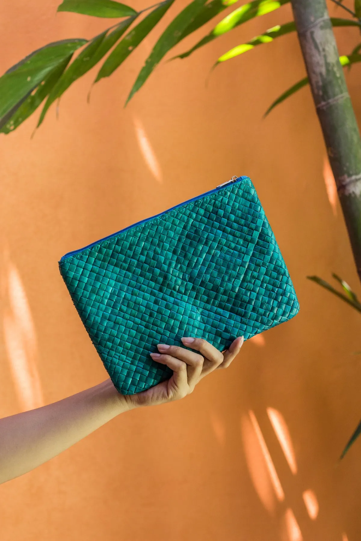 SUMMER ESSENTIALS CLUTCH