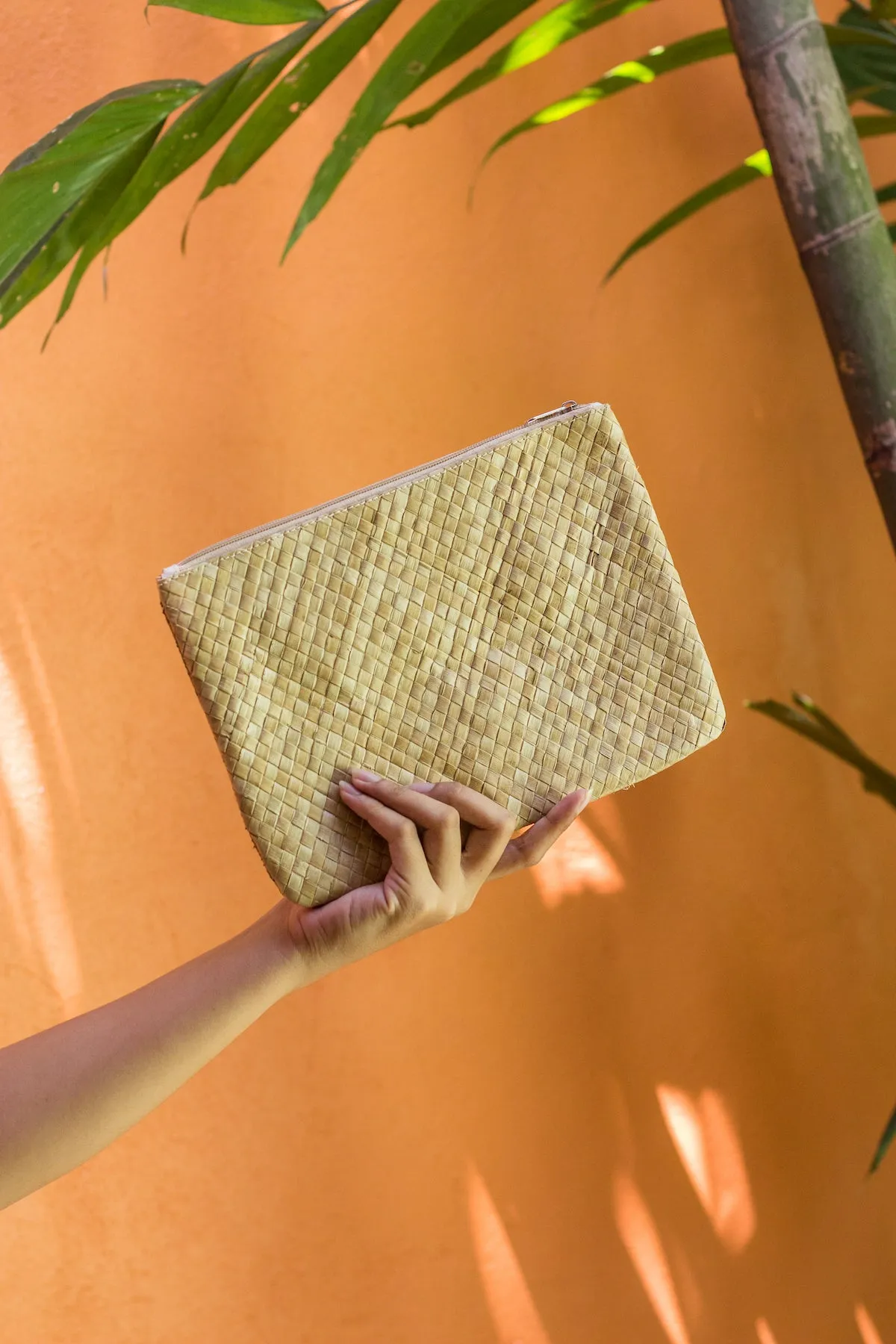 SUMMER ESSENTIALS CLUTCH