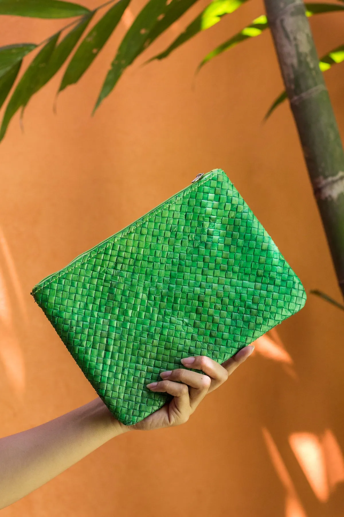 SUMMER ESSENTIALS CLUTCH